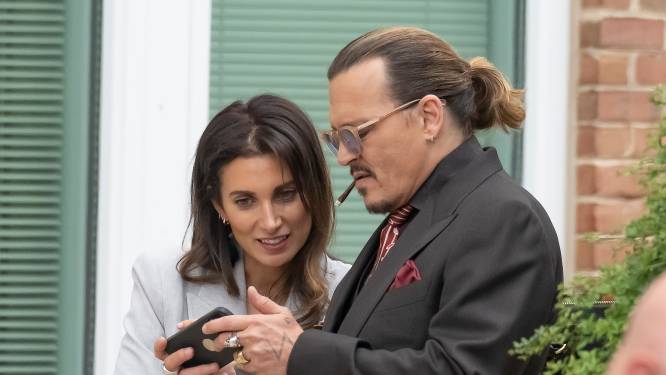 “Johnny Depp est en couple avec son ex-avocate”
