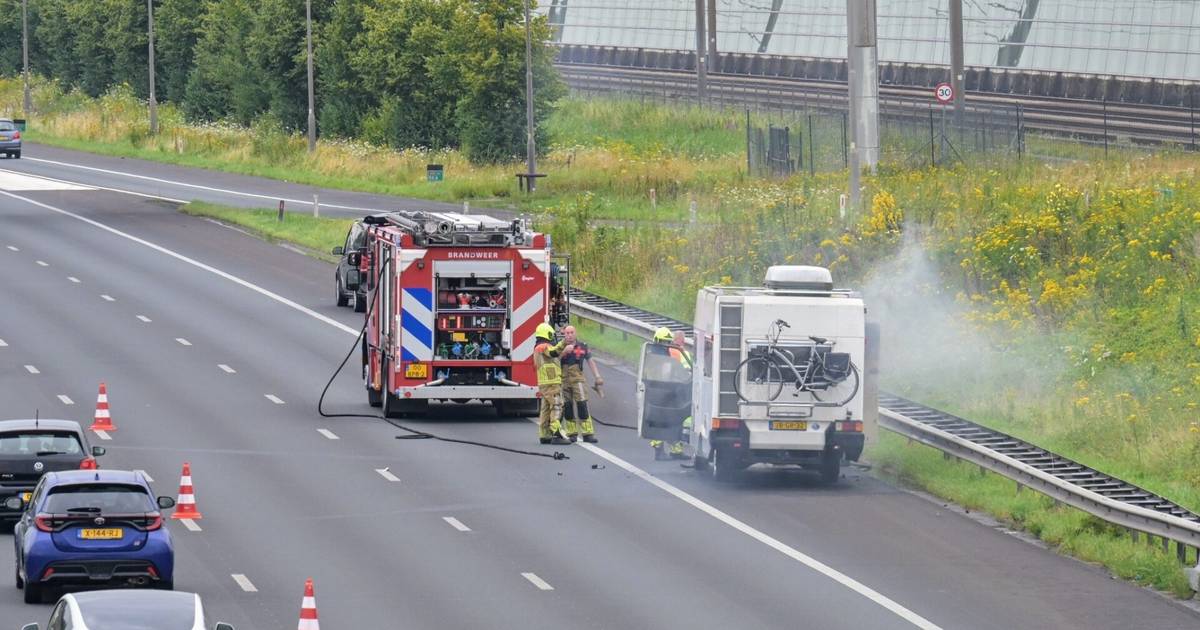 Camper in brand op A16 ter hoogte van Prinsenbeek, twee rijstroken afgesloten