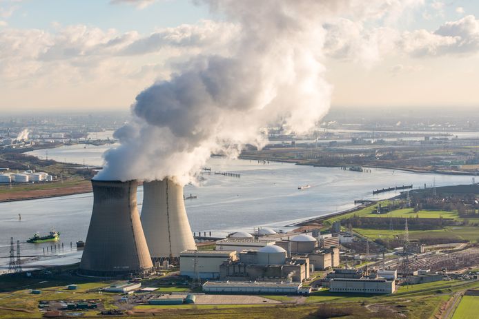 Luchtfoto van de Belgische kerncentrale Doel.
