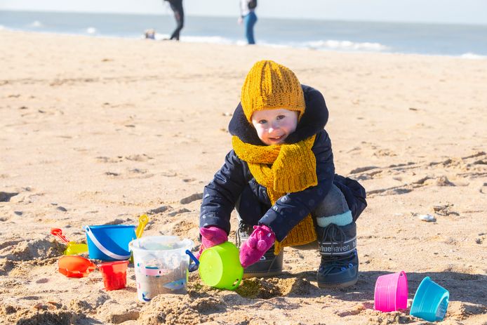 Zo dik ingeduffeld als tijdens de voorbije krokusvakantie zal het tijdens de ‘paaspauze’ hopelijk niet hoeven. Hoewel: hoe minder mooi weer, hoe minder risico op een overrompeling. Dat is de tweespalt waar kustburgemeesters voor staan.