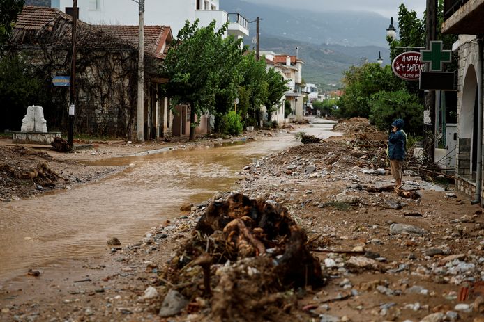 Una donna osserva i danni causati dal fango ad Agria, nella Grecia centrale.