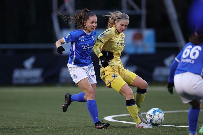 Janne Geers (l. ) in duel met Ludmila Matavkova (Club YLA).