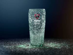 Des verres Jupiler fabriqués avec des pare-brises accidentés pour sensibiliser aux dangers de l’alcool au volant