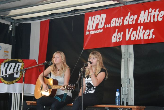 Les jumelles en concert en Europe en 2007.