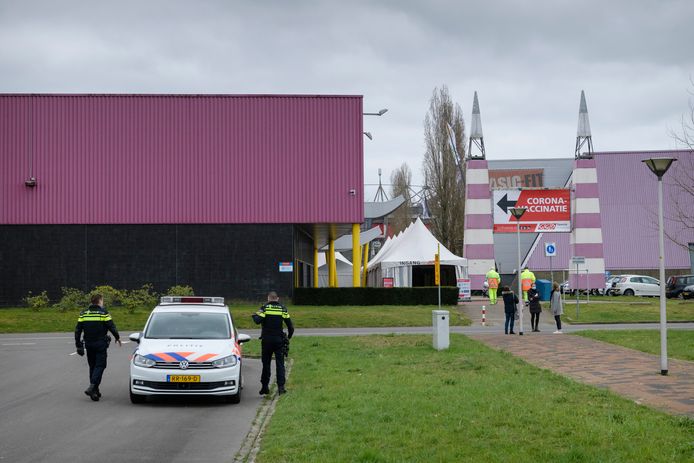 Beveiligers belden de politie, nadat een nieuwsfotograaf foto’s had gemaakt van de parkeerplaats en de ingang van de vaccinatielocatie.
