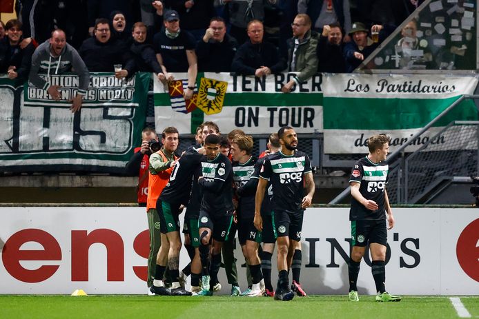Vreugde bij de spelers en supporters van FC Groningen na de 0-2 van Thom van Bergen.