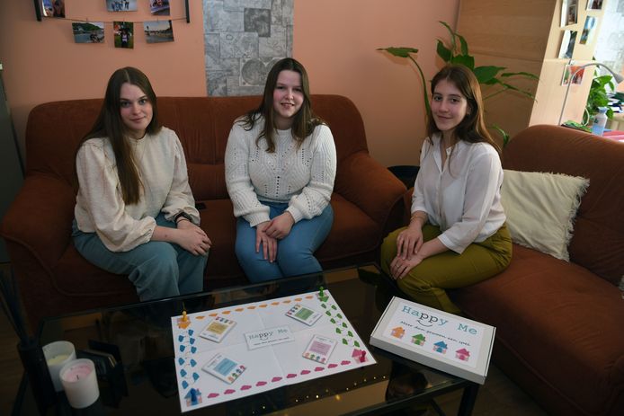 Riana Reweghs (20), Mirte Kenens (19) en Léa Beyens (21) brengen met Happy Me een spel op de markt dat mentaal welzijn bespreekbaar maakt.