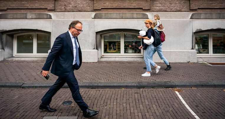 Minister Wouter Koolmees van Sociale Zaken en Werkgelegenheid (D66) loopt langs het Plein op weg naar zijn ministerie na afloop van de ministerraad. Beeld Freek van den Bergh / de Volkskrant