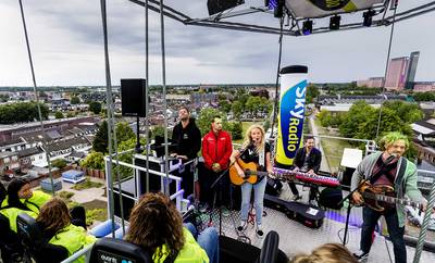 Miss Montreal geeft concert op vijftig meter hoog kraanplatform