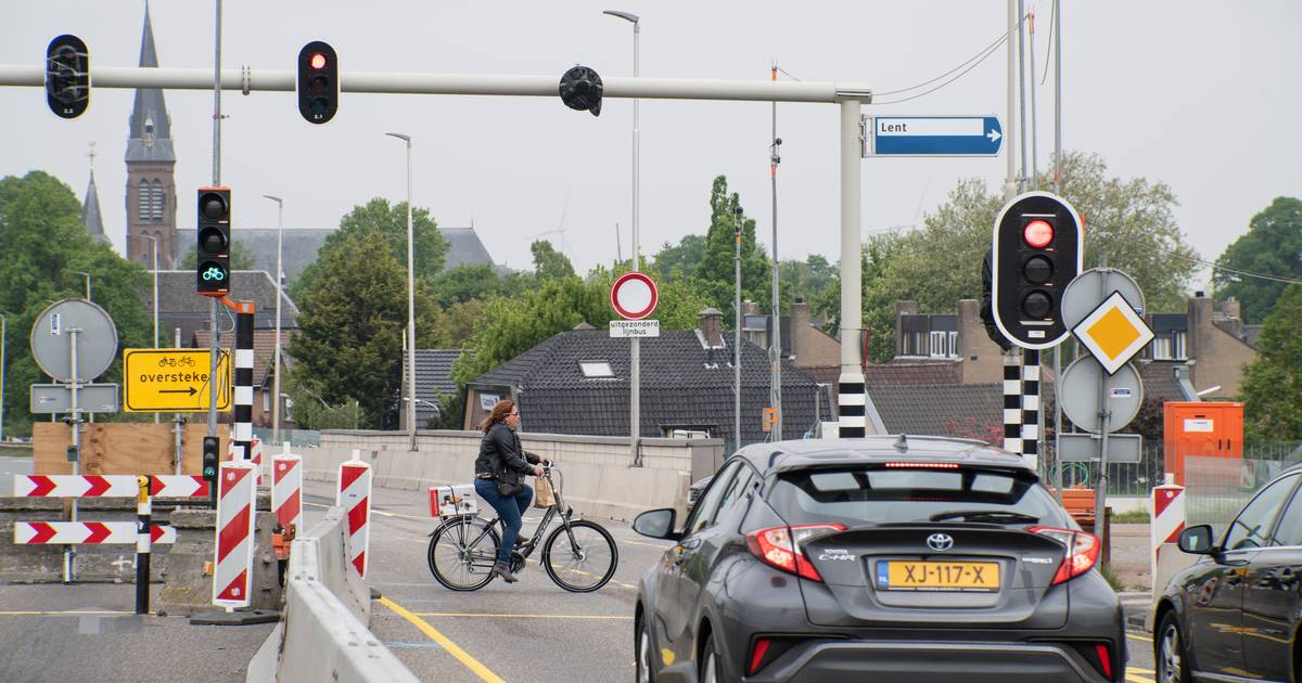 Fietsoversteek Waalbrug snel aangepast na twee ongevallen.