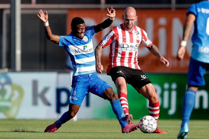 Bryan Smeets (r) in duel met Kenneth Paal.