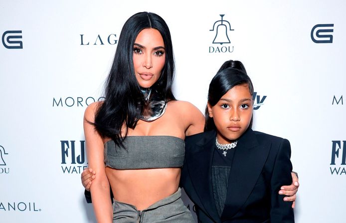 North West geeft haar eerlijke mening over verschillende outfits van Kim Kardashian