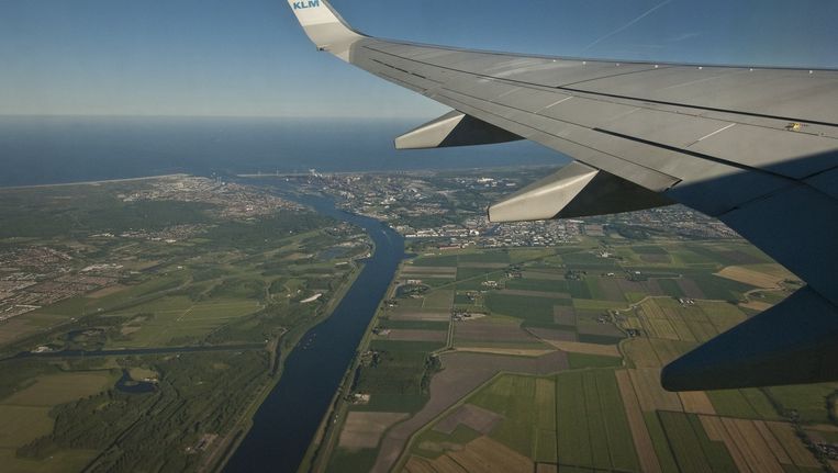 Een luchtfoto met linksonder recreatiegebied Spaarnwoude. Verderop ligt IJmuiden Beeld Floris Lok