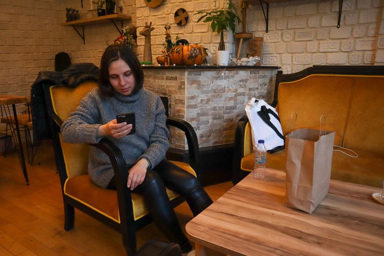 Elena Voskresenskaia zoekt op haar telefoon naar een huis in Turkije. Overhaast ontvluchtte ze onlangs Rusland: 'de toekomst is te onzeker in Rusland voor mensen die tegen de oorlog zijn'.  Beeld Ingrid Woudwijk