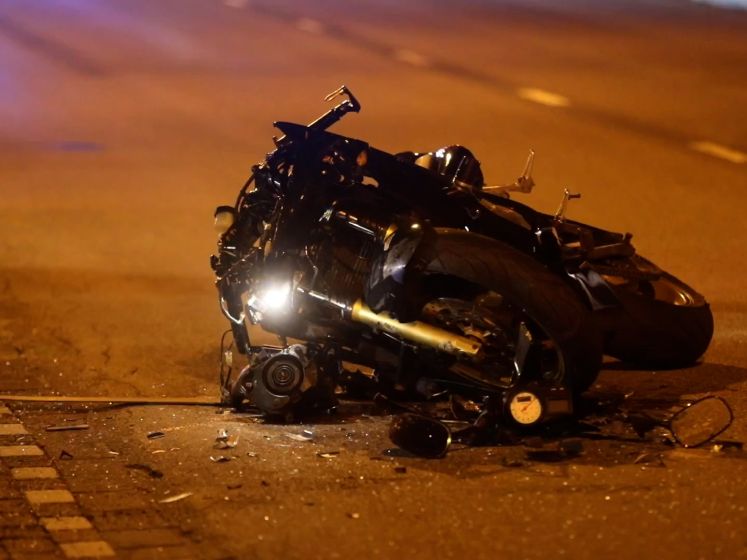 Motorrijder en bijrijder met spoed naar ziekenhuis na ongeval in Apeldoorn