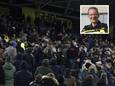 Vechtpartij breekt uit op de tribunes van GelreDome tijdens de wedstrijd Vitesse-Sparta. Inzet: politiechef Erik Bomhof.