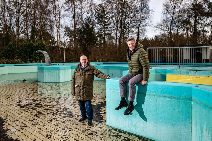 Voorzitter Bas van Swigchem (links) en projectleider Maarten Broekman in het nu nog lege zwembad Looermark, dat na het komende zwemseizoen wordt opgeknapt.
