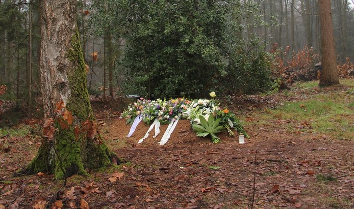 Graf op natuurbegraafplaats in Slingerbos bij Eibergen.
