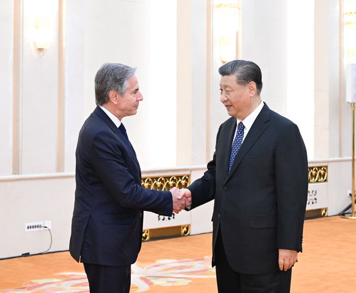 De Amerikaanse minister van Buitenlandse Zaken Antony Blinken (links) tijdens zijn ontmoeting met de Chinese president Xi Jinping gedurende zijn driedaagse bezoek aan China.