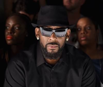 ‘Sekteleider R. Kelly houdt vrouwen gevangen’