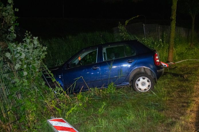 Op de Westelijke Havendijk in Roosendaal is zaterdagnacht een auto langs de weg aangetroffen.