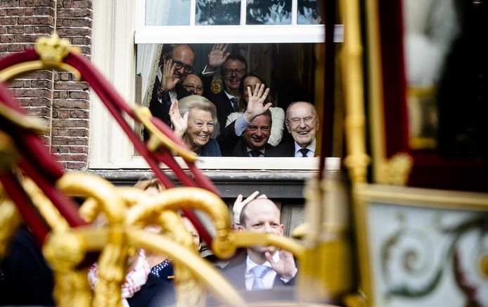 Prinses Beatrix kijkt naar de passerende rijtoer met de Glazen Koets op Prinsjesdag.