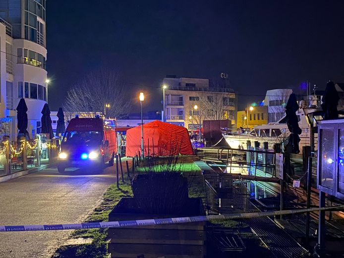 Auto belandt in kanaal Dessel-Schoten in Turnhout.