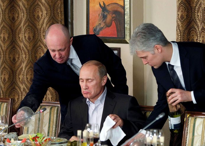 Jevgeni Prigozjin (links) serveerde in 2011 zelf de maaltijd van Vladimir Poetin bij een diner met buitenlandse journalisten in Moskou.