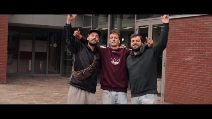 Een screenshot uit de videoclip van de 'Weireldverbeteroars'. We zien Benjamin Vandenhende, Simon Vandaele en Kim De Roo, hier op het Alexianenplein.