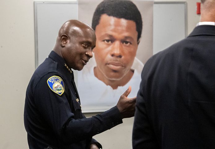 Stanley McFadden, politiecommissaris van Stockton, tijdens een persconferentie over de arrestatie van verdachte Wesley Brownlee (foto op achtergrond).