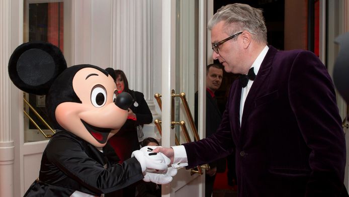 Le prince Laurent n'avait pas l'air de vouloir partager l'enthousiasme de Mickey...