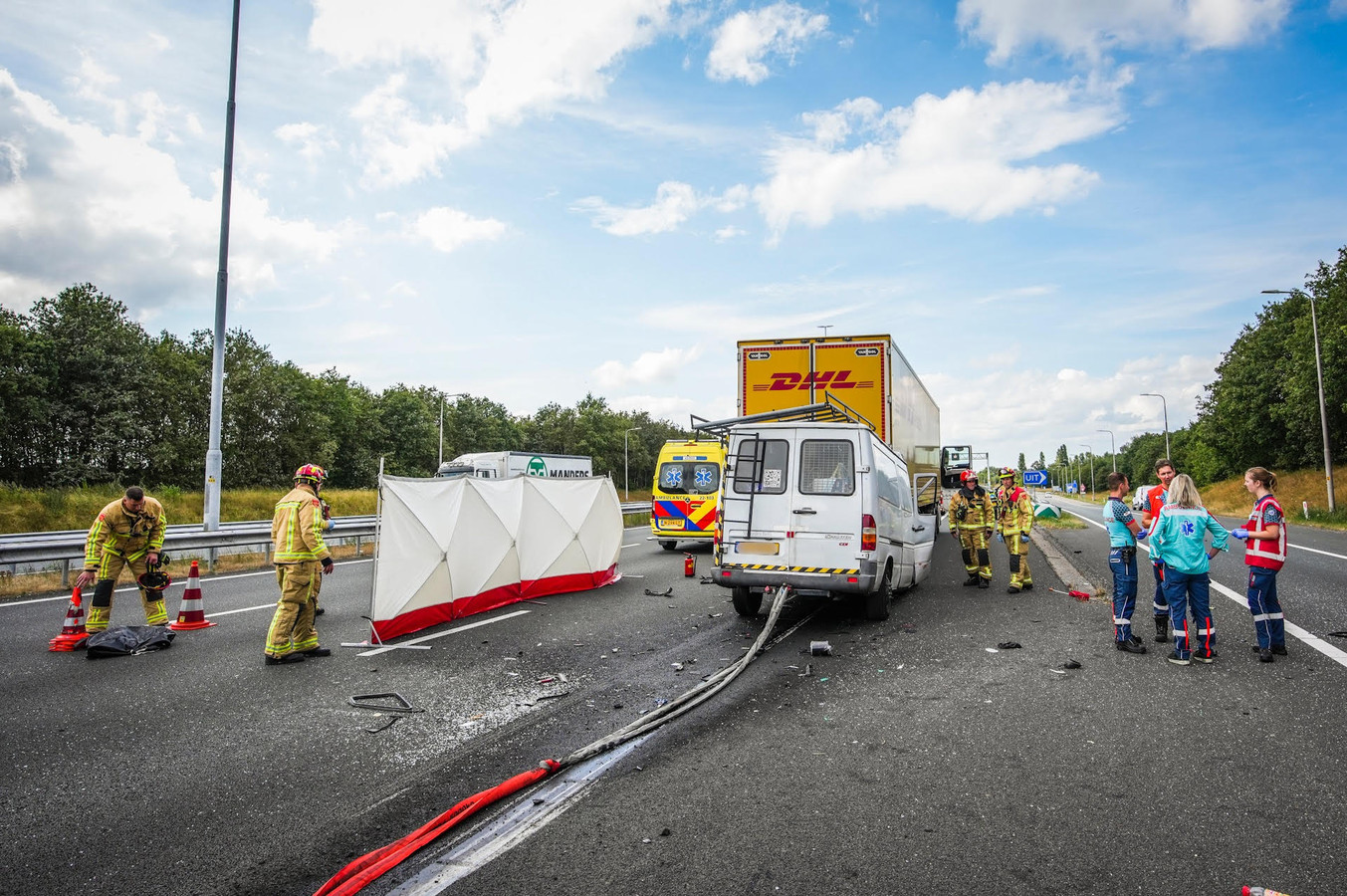 Op de A2 van Eindhoven in de richting Den Bosch heeft maandagmiddag een dodelijk ongeval plaatsgevonden.
