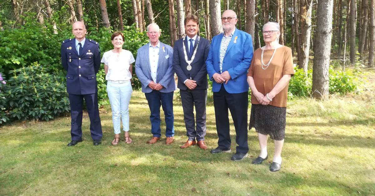 Koninklijke onderscheiding in Vredepeel voor oud-militairen Timmer en Hussaarts