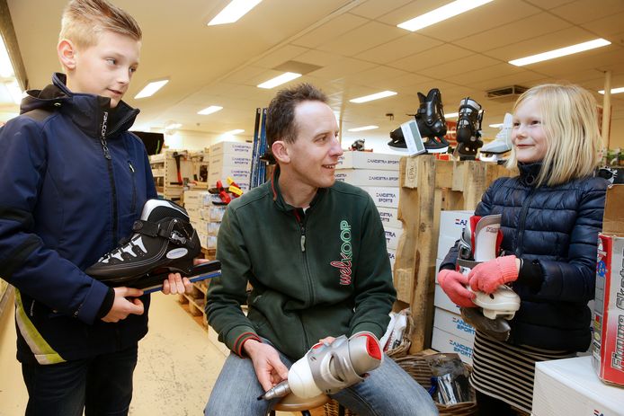 Adriaan Ritmeester in gesprek met Mick en Ebby Deijs tijdens het ruiluurtje.