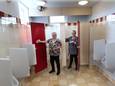 Dien Seising (links) en Erna Vos in het toilet van schuttersgebouw EMM.