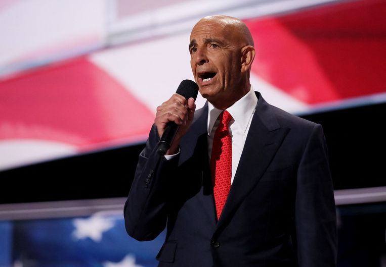 Tom Barrack, voormalig adviseur van de Amerikaanse oud-president Donald Trump, zit voorlopig vast op verdenking van lobbywerk voor de Verenigde Arabische Emiraten, zonder dat te hebben gemeld. Beeld AFP