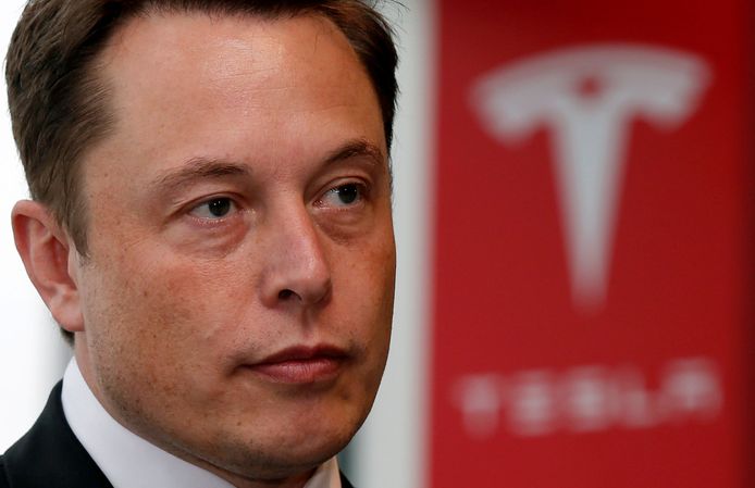 Teslabaas Elon Musk. De autofabrikant heeft veel fanatieke fans en tegelijkertijd ook zeer kritische volgers die gokken op een spoedige ondergang. Die laatsten grijpen elke gelegenheid aan om te wijzen op tegenspoed bij het bedrijf.
