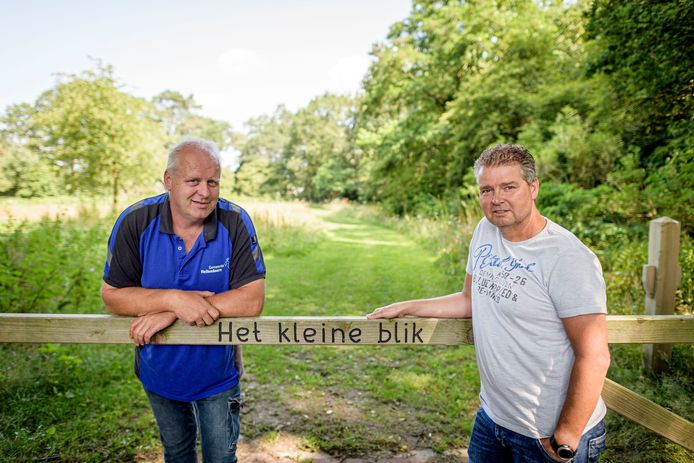 Natuurbegraafplaats Het kleine Blik is nu ruim een jaar geopend. Rechts initiatiefnemer Edwin Bouwmeester, naast hem beheerder Ronald Meenderink.