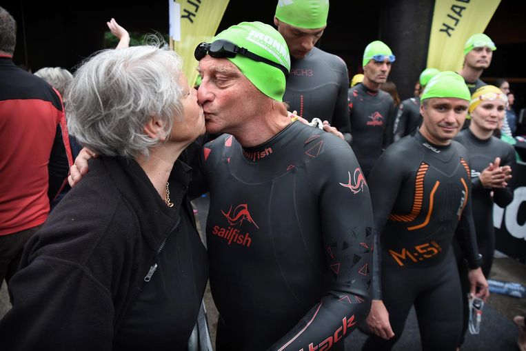 Reinhold Hemker groet zijn vrouw vlak voor de start van zijn dertiende Ironman. Beeld Marcel van den Bergh / de Volkskrant