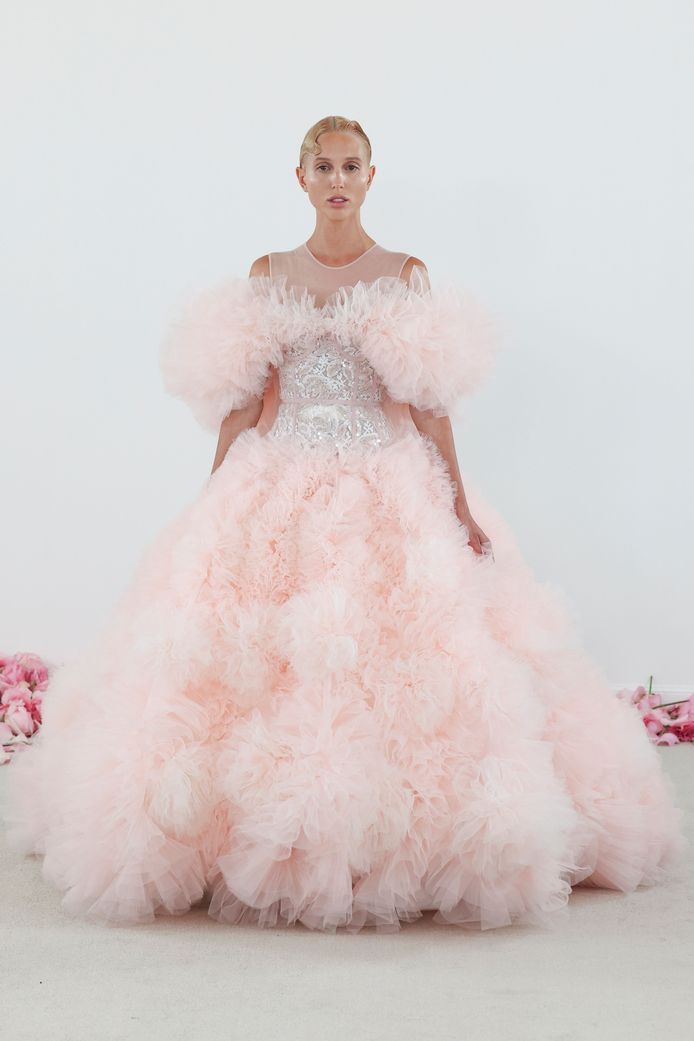 Maria Olympia protagonista sulla passerella di Giambattista Valli.