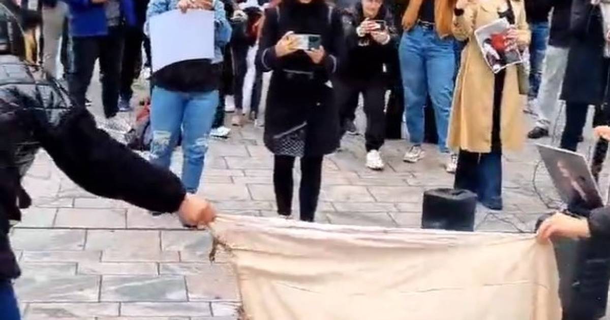 Vrouwen verbranden hoofddoeken tijdens protest tegen regering Iran