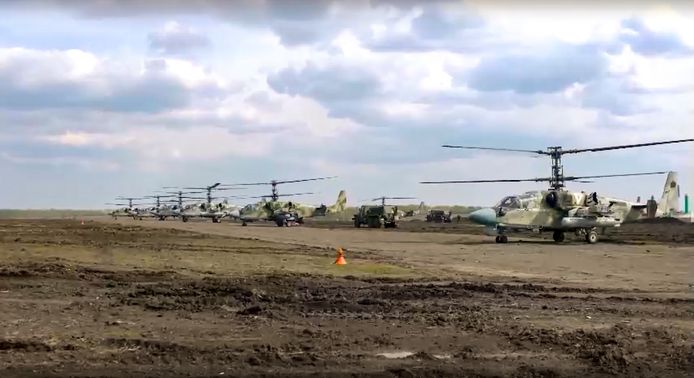 KA-52 aanvalshelikopters staan op een onbekende locatie klaar voor aanvallen in de Donbas, aldus een deze week vrijgegeven foto van het Russische ministerie van Defensie.