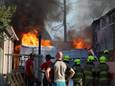 Bij het bedrijf in Kootwijkerbroek staat opgeslagen rubber in brand, waardoor veel rook ontstaat.