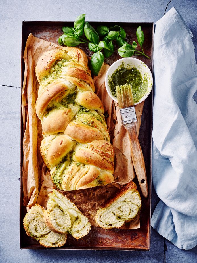 Gevlochten kaasbrood met pesto van Sonja Peeters