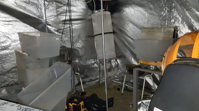 In en bij de Rosmalense woning werden onder meer armaturen en assimilatielampen gevonden zoals te zien op deze foto die op een andere locatie is gemaakt.