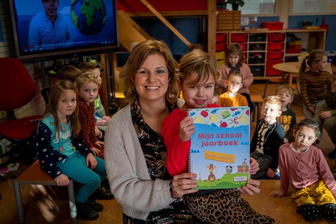 Eveline van Kaam maakte een lief leer- en doe-boek voor kinderen op de basisschool. Zij overhandigt het eerste exemplaar aan haar dochtertje Jasmijn op de Gummarusschool.