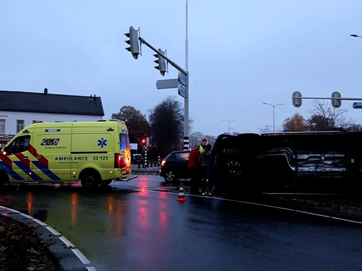 Vrouw naar ziekenhuis gebracht na autobotsing met bedrijfsbus bij kruising in Beek en Donk