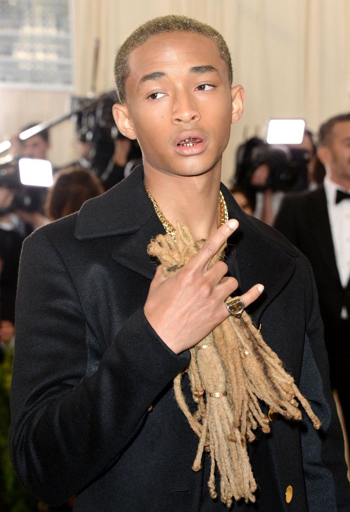 Jaden Smith op Met Gala met afgeknipte dreadlocks in de hand ...