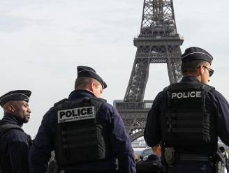 Drietal laat doodskisten met Franse vlaggen onder Eiffeltoren achter, mogelijk in opdracht van het Kremlin