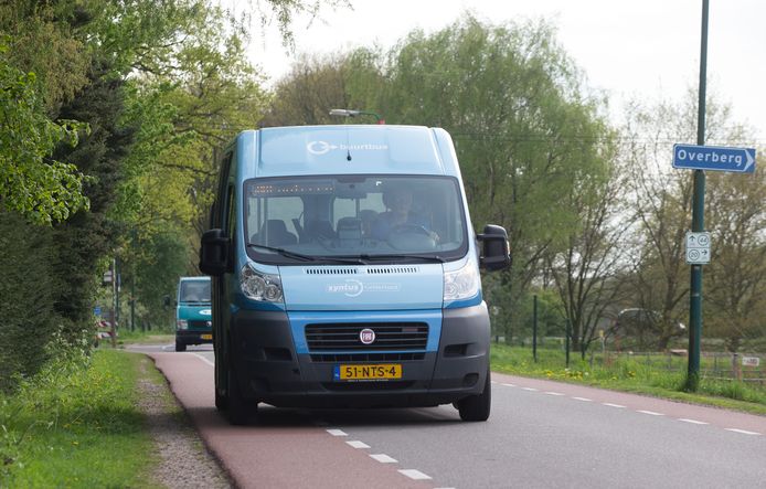 De buurtbus van lijn 505 op de Slaperdijk bij Veenendaal.